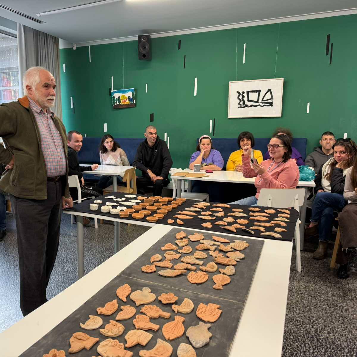 Занимания с глина и изложба в Дневния център