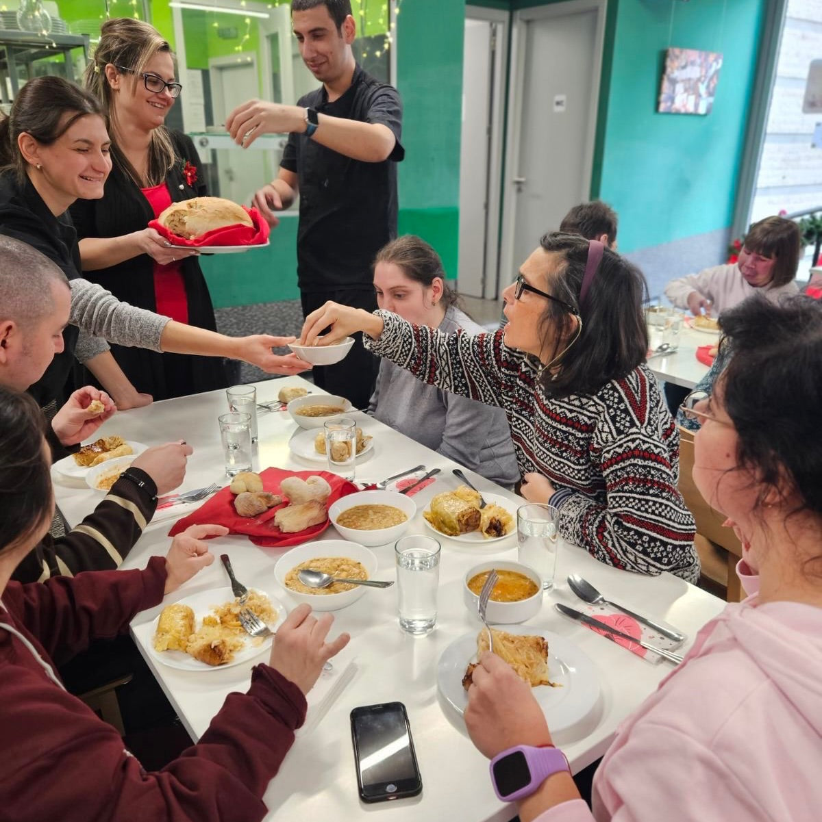 Предпразничен обяд изпълнен с емоции и вкусна храна