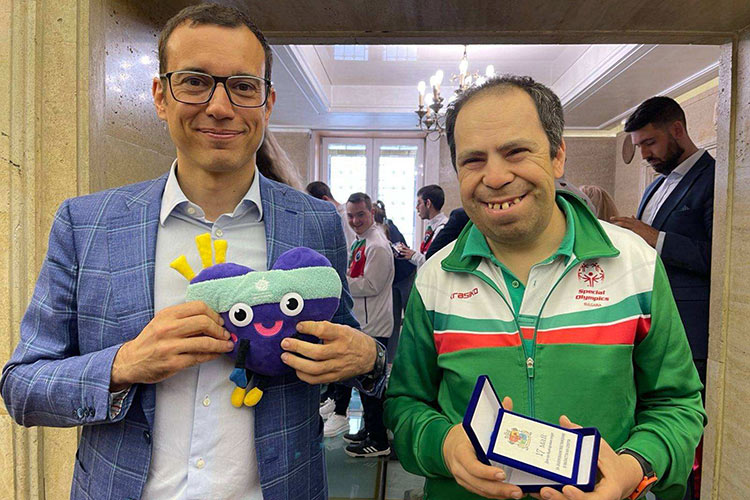 Отличие за Виктор и Нина