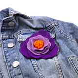 Елегантна брошка цвете в артистично светло, тъмно лилаво и ярко оранжево