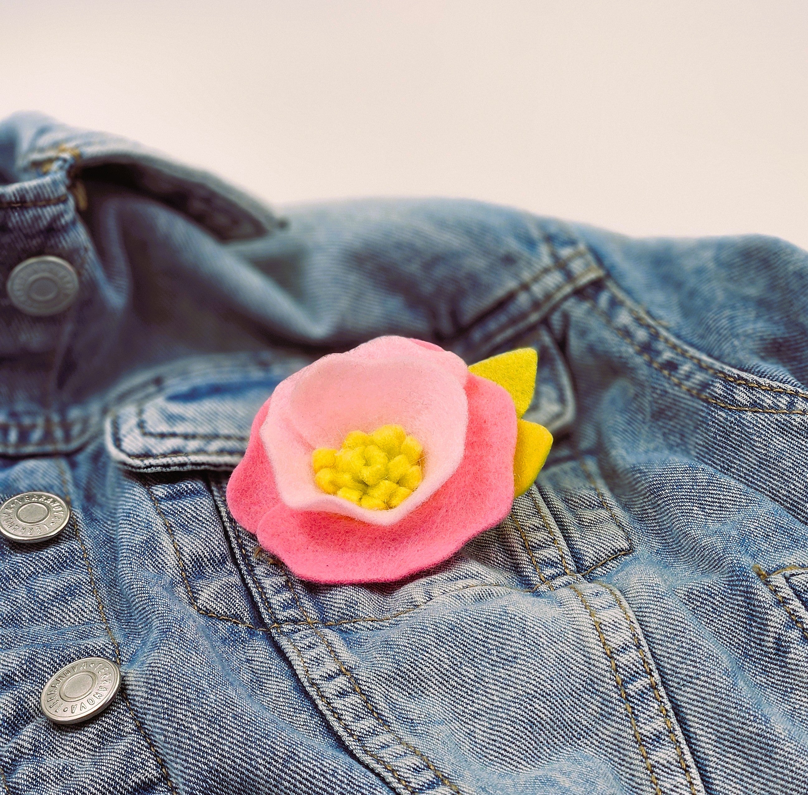 Елегантна брошка цвете в нежно розово и пастелено жълто