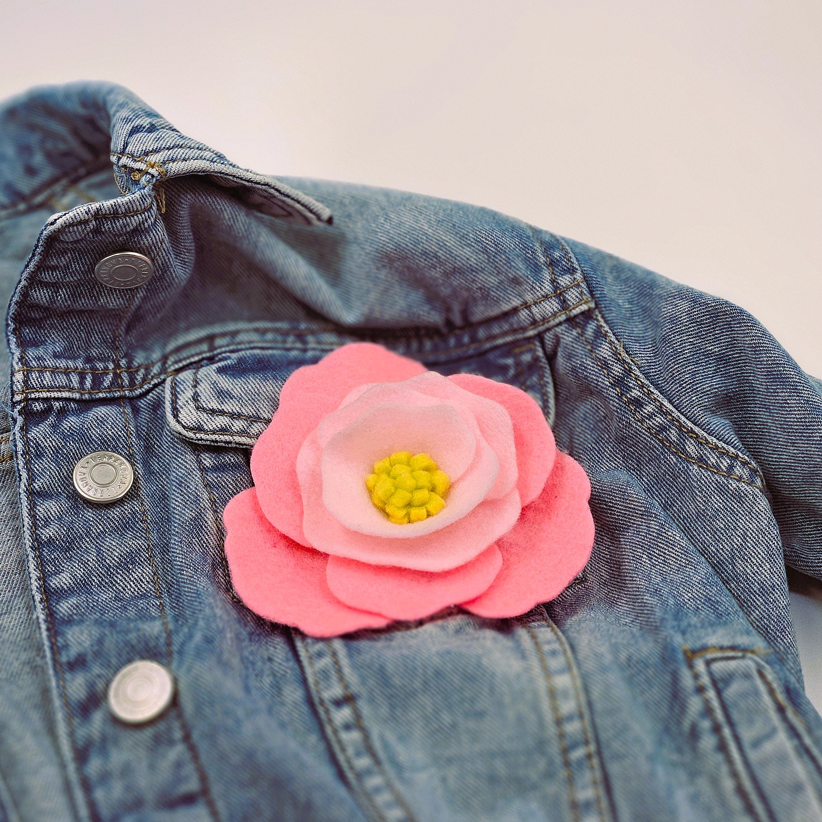 Елегантна брошка цвете в нежно розово и пастелено жълто