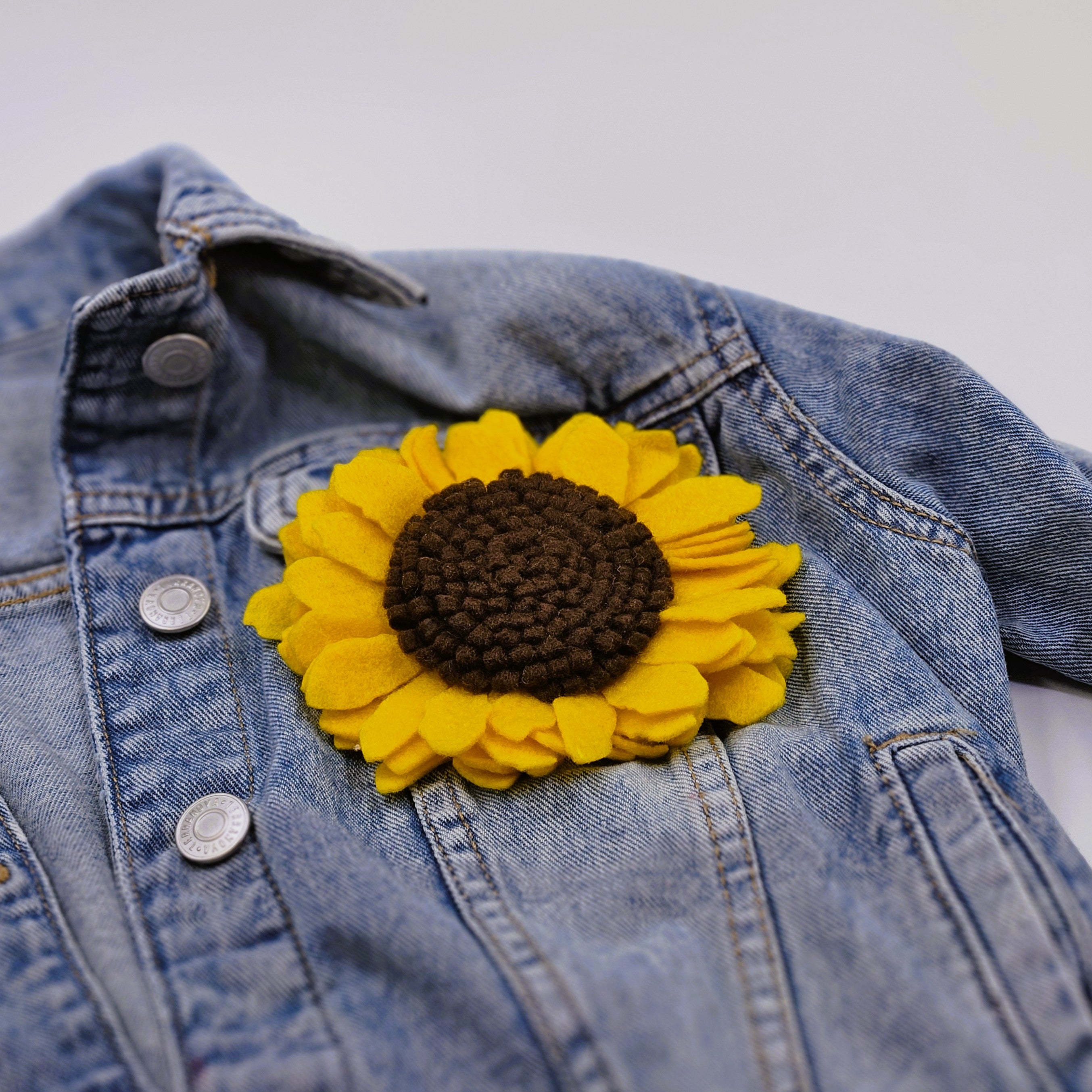 Елегантна брошка слънчоглед