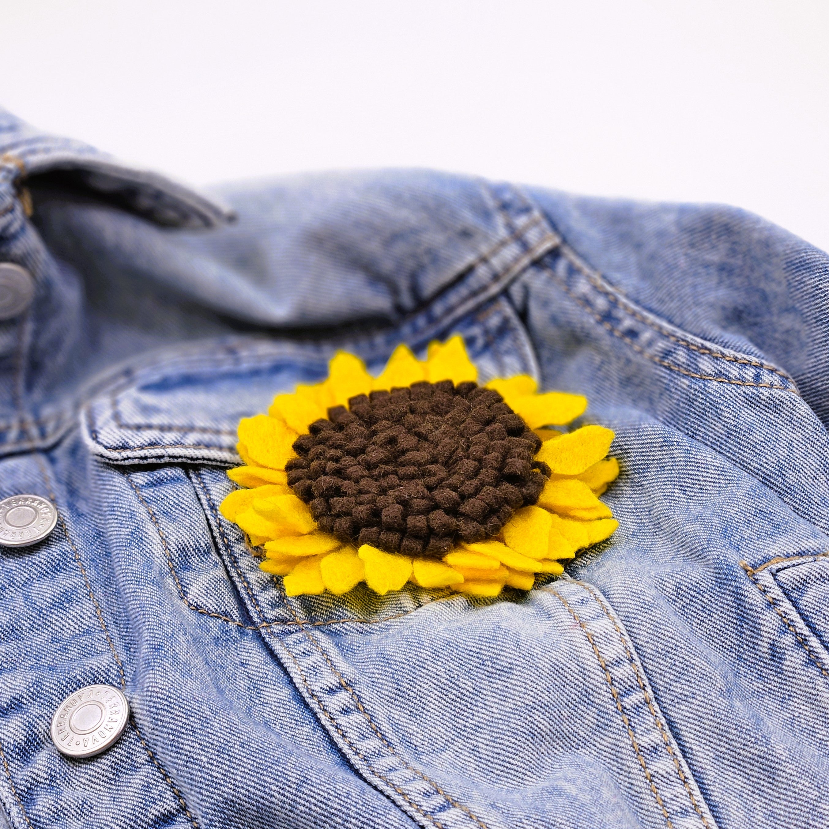 Елегантна брошка слънчоглед