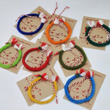 Мартеница за ръка с вълнена цветна прежда и стъклена люта чушчица