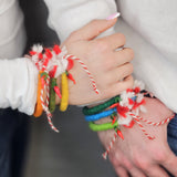 Мартеница за ръка с вълнена цветна прежда и стъклена люта чушчица