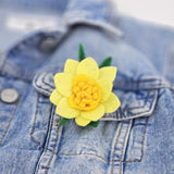 Елегантна брошка нарцис