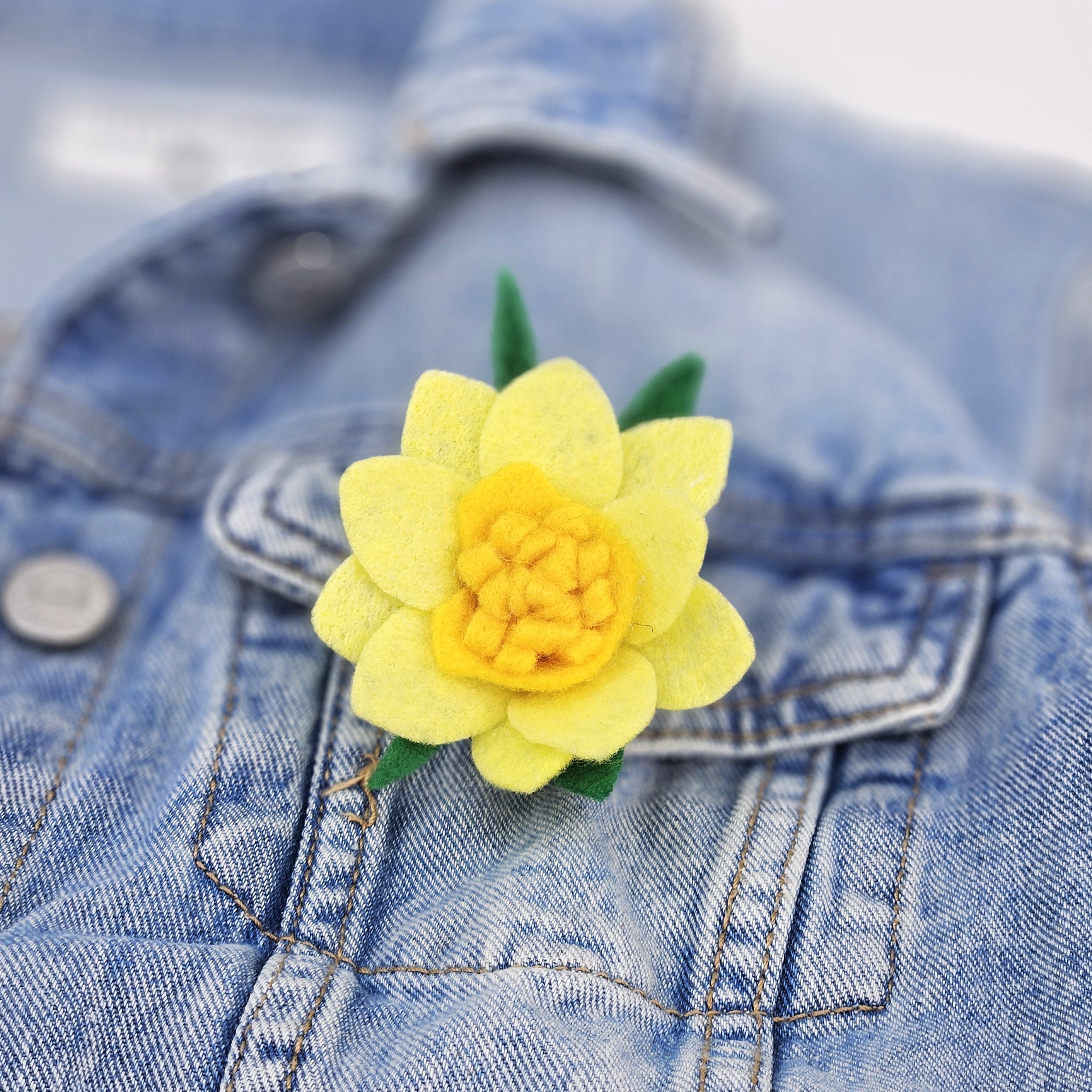 Елегантна брошка нарцис