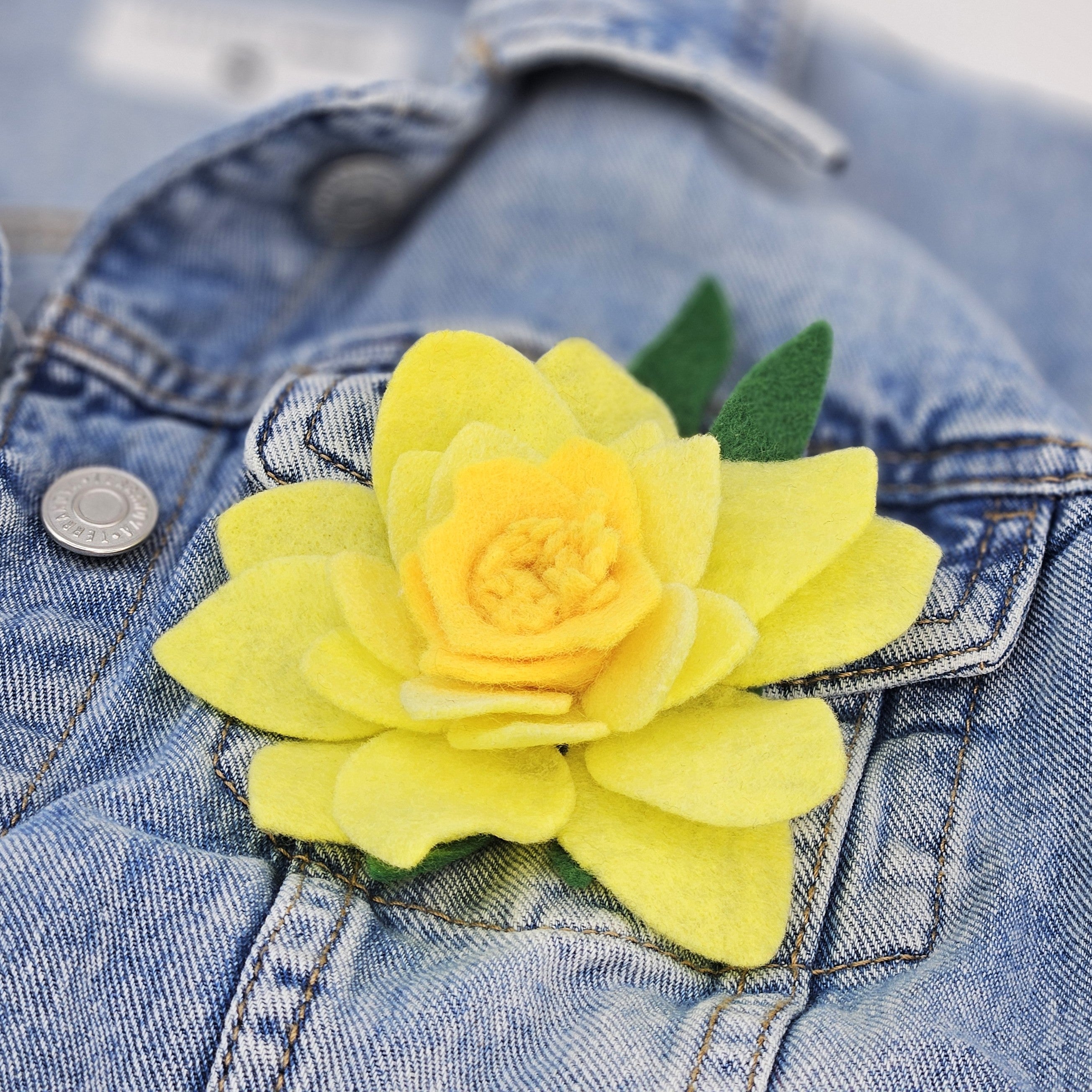 Елегантна брошка нарцис