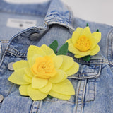 Елегантна брошка нарцис