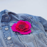 Елегантна брошка малко цвете в артистично червено, цикламено и бордо