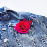 Елегантна брошка малко цвете в артистично червено, цикламено и бордо