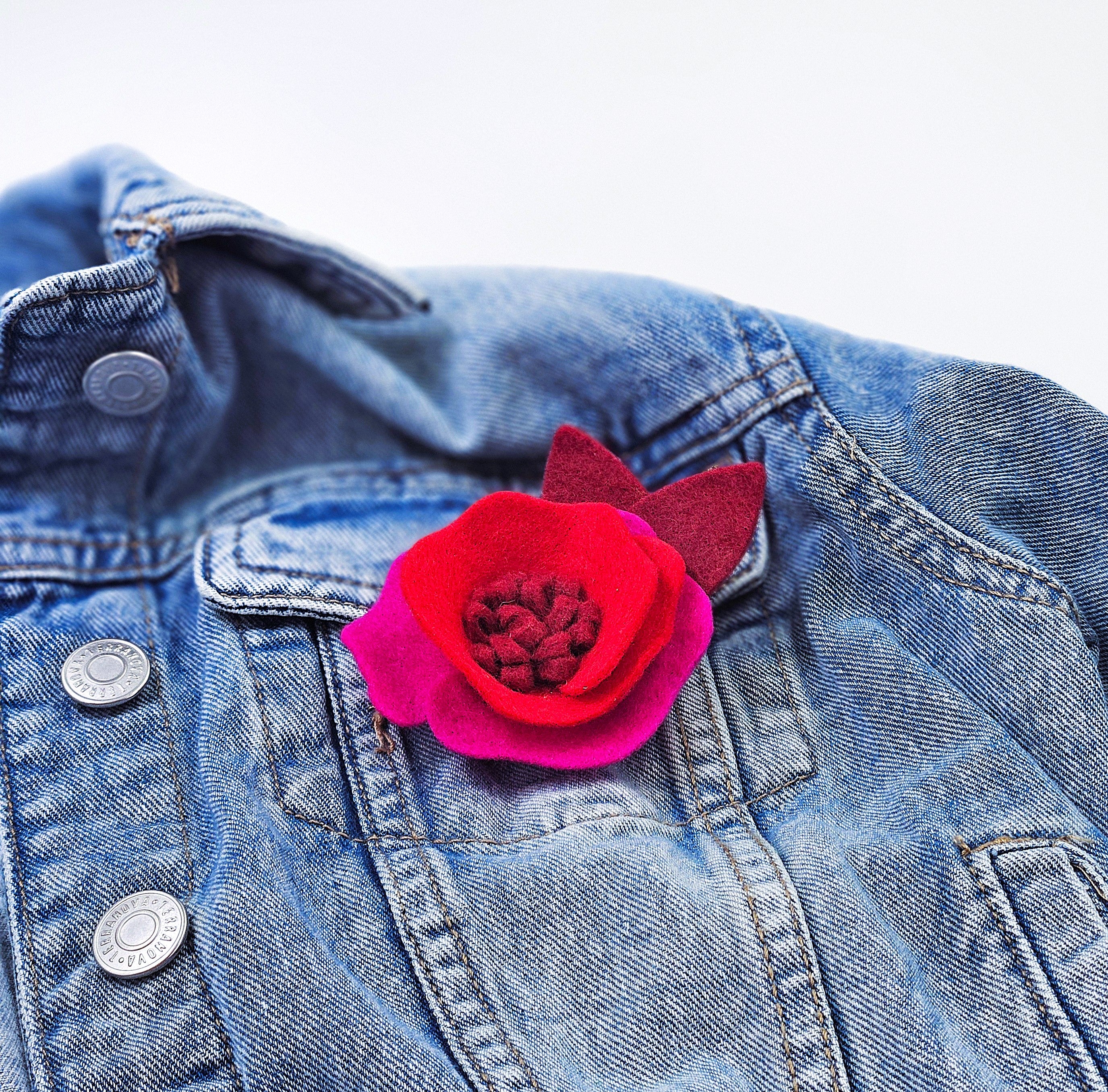 Елегантна брошка малко цвете в артистично червено, цикламено и бордо