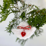 Висулка плъстено ангелче с червено сърце