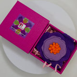 Елегантна брошка цвете в артистично светло, тъмно лилаво и ярко оранжево