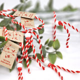 Мартеница за ръка с бяло и червено дървено мънисто