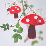 Висулки гъбки в червено