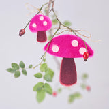 Висулки гъбки в цикламено