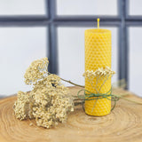 Восъчна свещ с украса букетче бял равнец