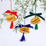 Елегантна висулка от естествени материали с кадифена панделка и пискюл