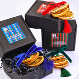 Елегантна висулка от естествени материали с кадифена панделка и пискюл