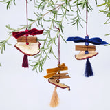 Елегантна висулка от сушена ябълка с кадифена панделка и пискюл