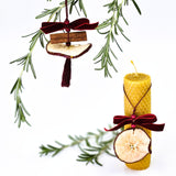 Комплект от свещ и висулка с елегантна декорация ябълка и панделка в цвят бордо