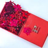 LED гирлянда с филцови цветя в червено, цикламено и бордо