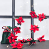 LED гирлянда с филцови цветя в класически коледни цветове