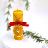 Свещ от пчелен восък с декорация портокал и червена панделка