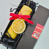 Свещ от пчелен восък с декорация портокал и червена панделка