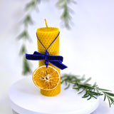 Свещ от пчелен восък с декорация портокал и синя кадифена панделка