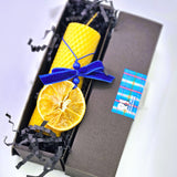 Свещ от пчелен восък с декорация портокал и синя кадифена панделка