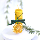 Свещ от пчелен восък с декорация портокал и зелена кадифена панделка