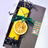 Свещ от пчелен восък с декорация портокал и зелена кадифена панделка